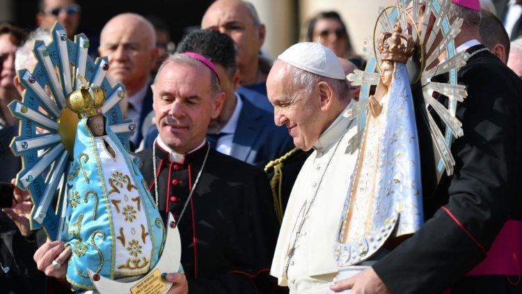Papež František s vojenským ordinářem Velké Británie biskupem Paulem Masonem (vpravo) a Argentiny biskupem Santiagem Oliverou (vlevo)