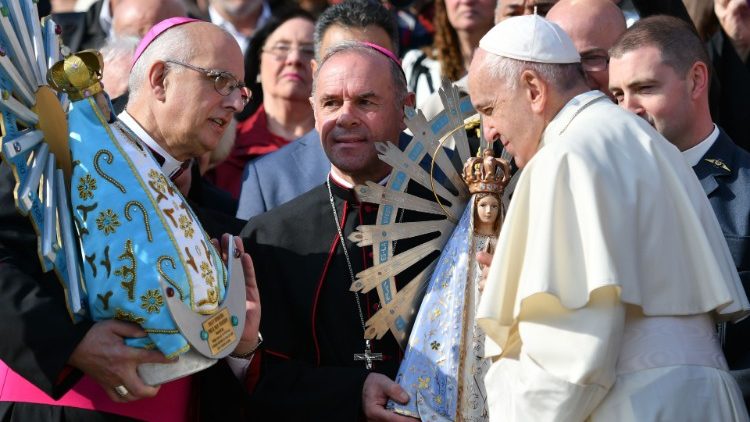 Mgr Santiago Olivera (à gauche), Mgr Paul Mason (au centre) et le Pape François, lors de l'échange des statues de la Vierge de Lujan, le 30 octobre 2019