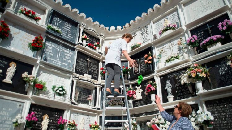 Hiszpanie odwiedzają groby swoich bliskich