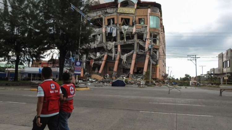 Zgrada teško oštećena u potresu (Kidapawan, Filipini)
