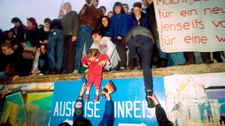 Падането на Берлинската стена преди 30 години