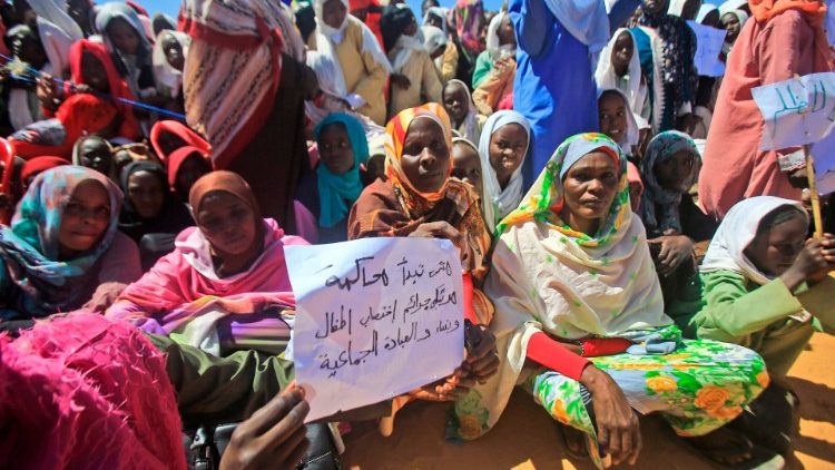 Displaced Sudanese await visit of Sudan's prime minister in an IDP camp