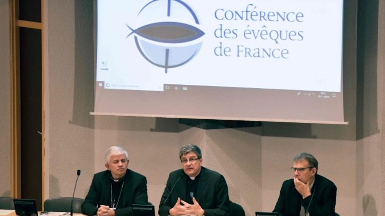 Mgr Eric de Moulins-Beaufort , président de la Conférence des évêques de France, entouré par ses vice-présidents lors de l'assemblée d'automne de la CEF, en novembre 2019.