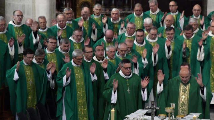 Les évêques de France concélébrant la messe d'ouverture de leur assemblée plénière à Lourdes, le 5 novembre 2019.