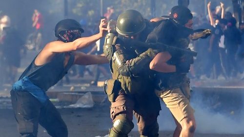 Chile: Katholische Universität wegen Unruhen vorsorglich geschlossen
