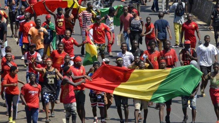 Crowds in Conakry demonstrate (with national flag) against Presidential third term bid (file photo).  