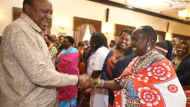 Kenias Präsident Uhuru Kenyatta im Gespräch mit Frauen, die sich gegen weibliche Genitalverstümmelung einsetzen
