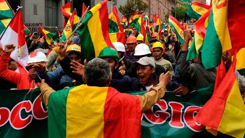 Bolivia: i vescovi chiedono “soluzione costituzionale e pacifica” per il dopo Morales