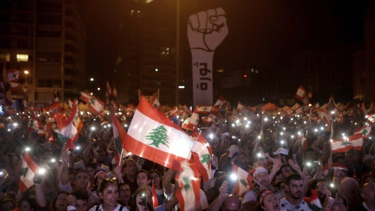 Im Libanon demonstrieren zahlreiche Menschen gegen die Regierung