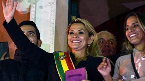 Bolivia: la senatrice Anez nuovo Presidente. Appello dei vescovi