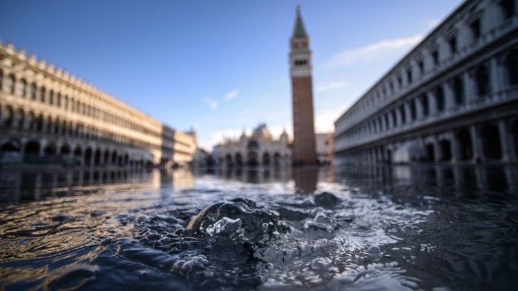 Überschwemmungen am Markusplatz in Venedig
