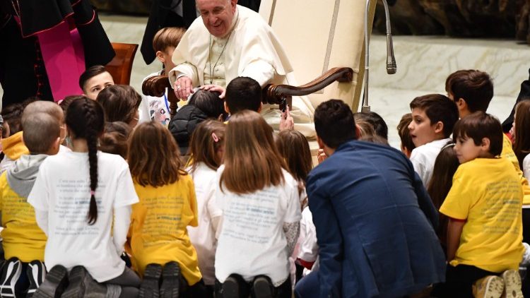 Der Papst im Dialog mit Kindern bei einer Generalaudienz