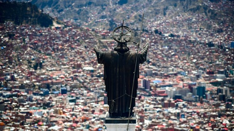 La Paz, capitale bolivienne, dominée par la statue du Christ Rédempteur