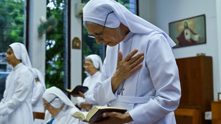 Католически монахини по време на молитва.