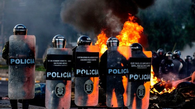 Affrontements entre forces de sécurité et manifestants près de Cochabamba