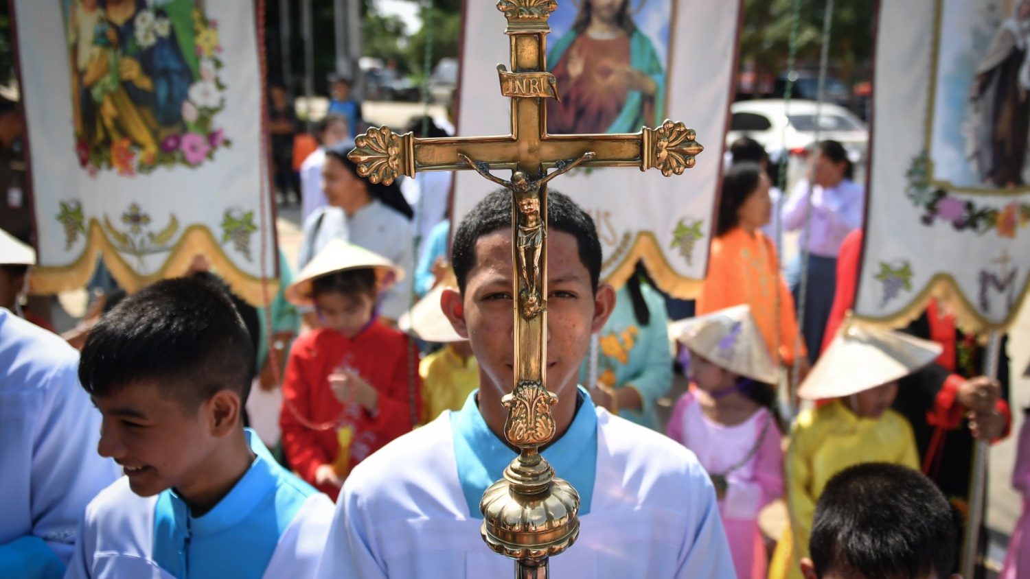 Papa mladima u vijetnamu: gradite živu i radosnu crkvu! - vatican news