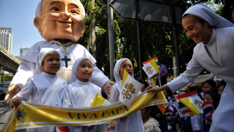 Crianças de escolas católicas esperam pelo Papa na Nunciatura Apostólica em Bangcoc