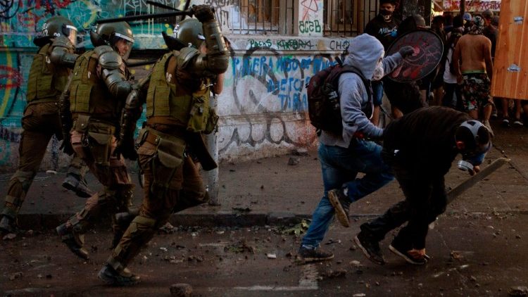 Die chilenische Polizei verfolgt Demonstranten in Santiago 