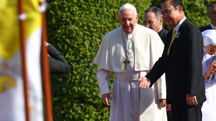 El Papa Francisco con el Primer Ministro de Tailandia. 