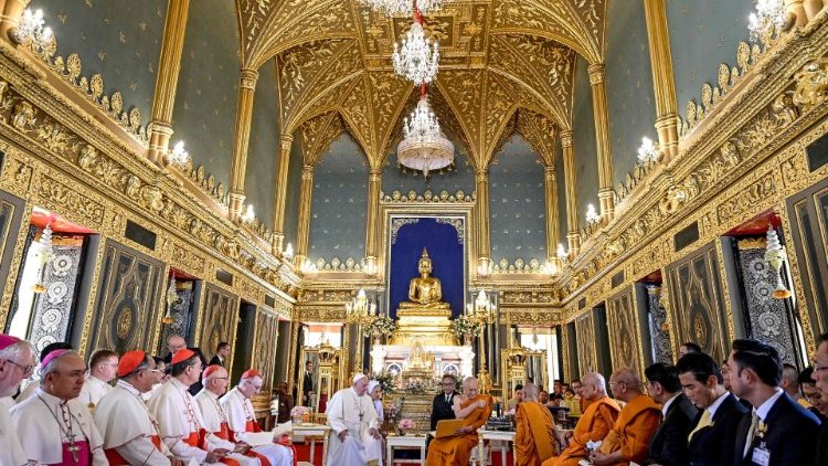 Baba Mtakatifu Francisko akutana na kuzungumza na Patriaki Mkuu Somdej Phra Maha Muneewong wa Dini ya Wabudha nchini Thailand.