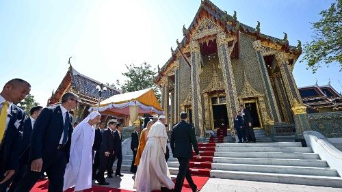 El Papa al Patriarca Budista: “gracias por permitir libertad de práctica religiosa”