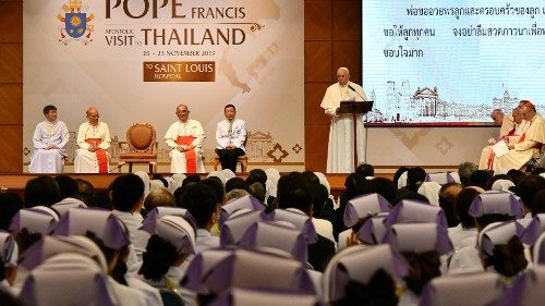 Hôpital de Bangkok: le Pape remercie ceux qui portent l’amour du Christ 