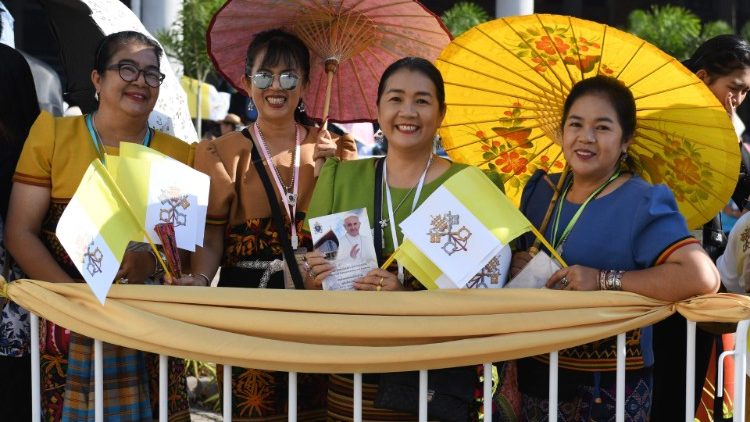 Sie erwarten den Papst: Frauen in den Straßen von Bangkok
