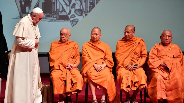 Papa Fancisco com monges budistas na Tailândia (Foto de arquivo) 