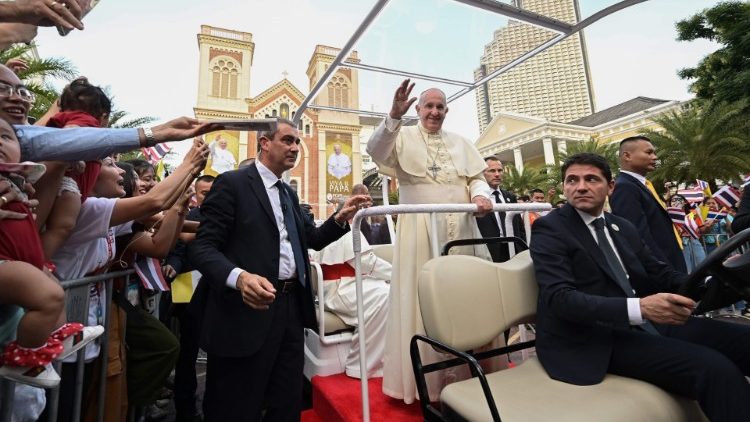 Herzliche Begrüßung für den Papst in Bangkok