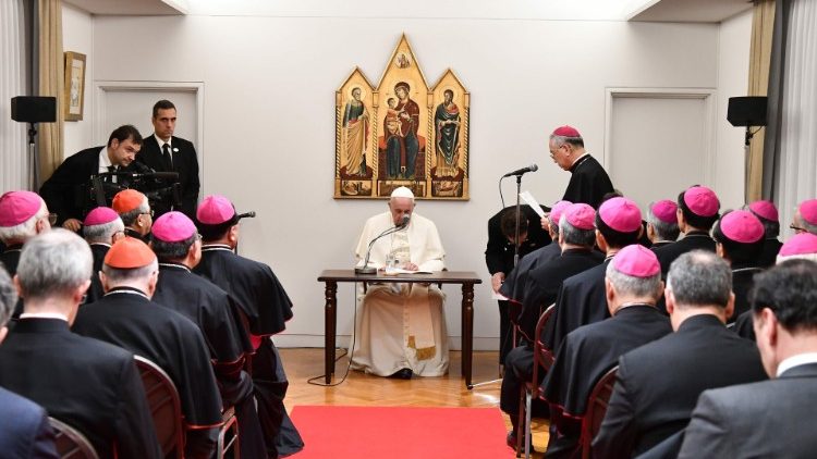 Le Pape François rencontrant les évêques du Japon le 23 novembre 2019, à la nonciature de Tokyo. 
