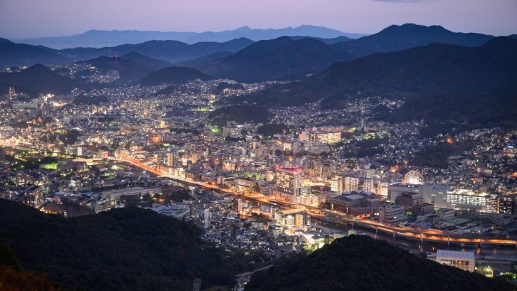 Nagasaki pilsētas panorāma, raugoties no Inasaijamas kalna