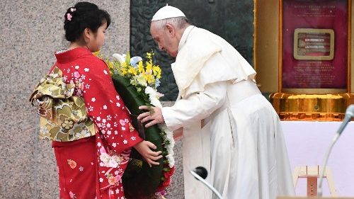 Francisco reza diante do Monumento dos mártires japoneses