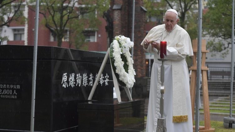 Papst Franziskus entzündet eine Kerze am Atomic Bomb Hypocenter Park in Nagasaki