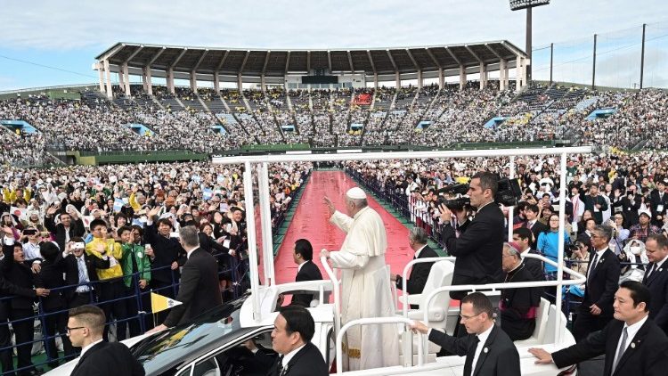Papa dolazi na bejzbolski stadion