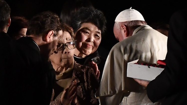 Hiroshima - El Papa con víctimas