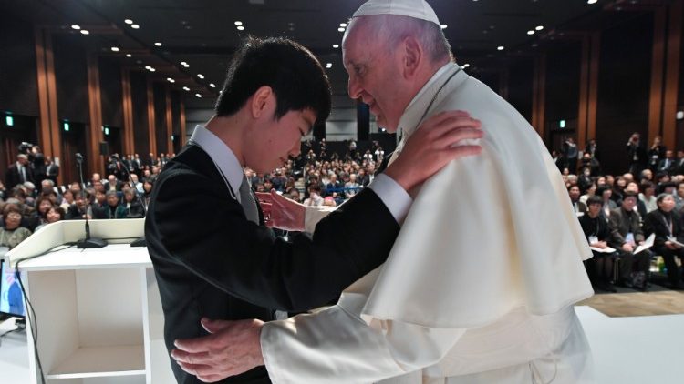Papa Francisco con víctimas del triple desastre ocurrido el 11 de marzo del 2011. 