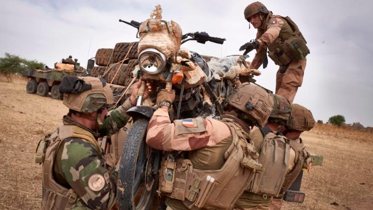 Französische Soldaten in Burkina Faso - Militäreinsätze der G5 werden die Gründe für den Konflikt nicht lösen können, sagen die Bischöfe vor Ort