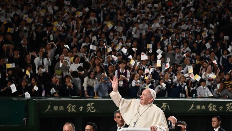 Papa Franjo pozdravlja vjernike okupljene na stadionu Tokyo Dome na kojemu je slavio svetu misu; Tokyo, 25. studenoga 2019.