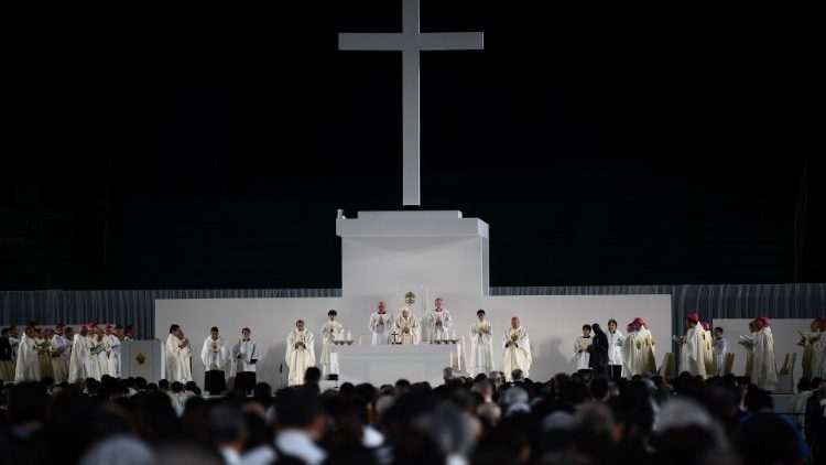 Archivbild: Als der Papst im November 2019 in Tokyo mit den Hinterbliebenen der dreifachen Tragödie eine Messe feierte