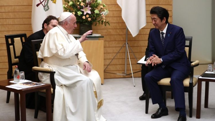 जापान के प्रधानमंत्री शिन्जो आबे के साथ संत पापा फ्रांसिस