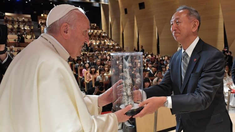 Der Präsident der Universität überreicht Papst Franziskus die Statue der Maria Kannon