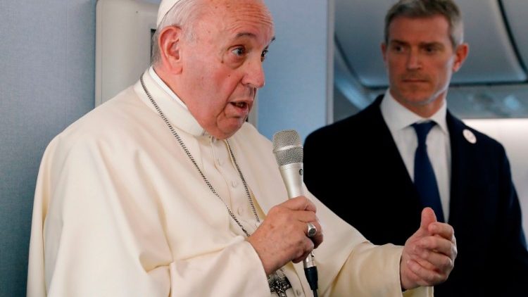 Le Pape François à bord de l'avion qui le ramène à Rome - 26 novembre 2019 