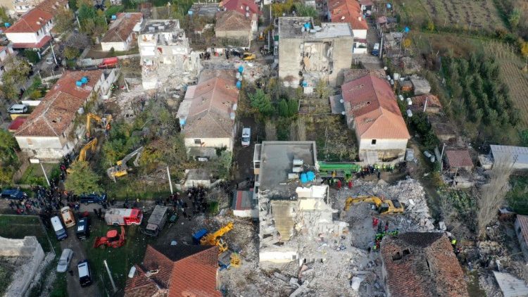 Vue sur une zone dévastée par le séisme au nord de Tirana, la capitale albanaise. Les équipes de secours interviennent. 