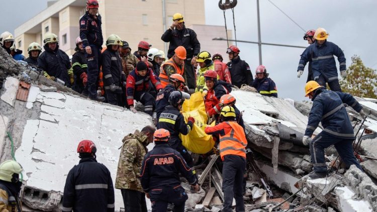 Спасителни екипи и пожарникари пред развалините на срутена сграда в Дуръс, 28.11.2019