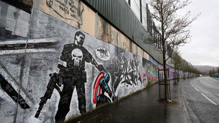 Graffiti an der sogenannten Friedenslinie in West-Belfast