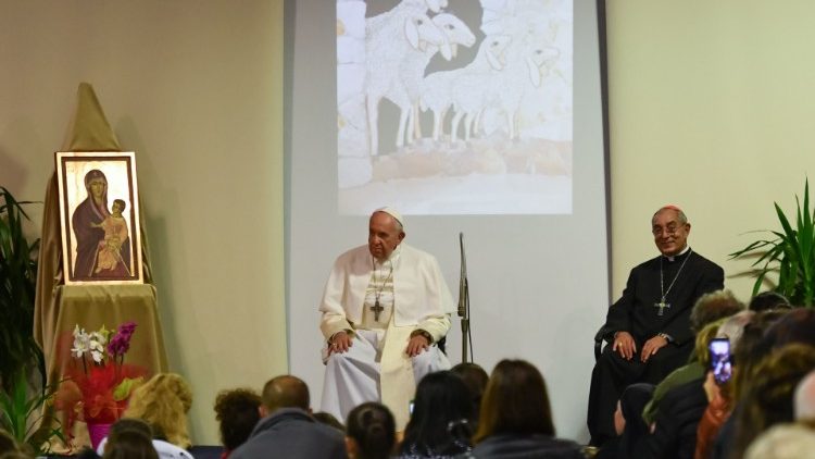 Papa Francisco e o cardeal De Donatis durante visita à “Cittadella” da Caridade