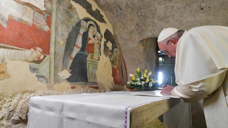 グレッチョ、プレゼピオの洞窟で書簡に署名する教皇フランシスコ　2019年12月1日