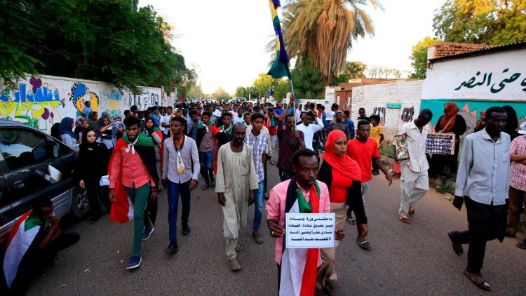 Une manifestation le 3 décembre 2019 au Soudan pour demander la libération des opposants emprisonnés lors du mouvement ayant conduit à la démission d'Omar el-Bachir. 