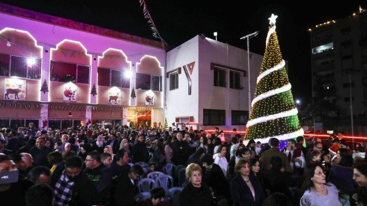 Cristiani palestinesi intorno all'albero di Natale a Gaza City 