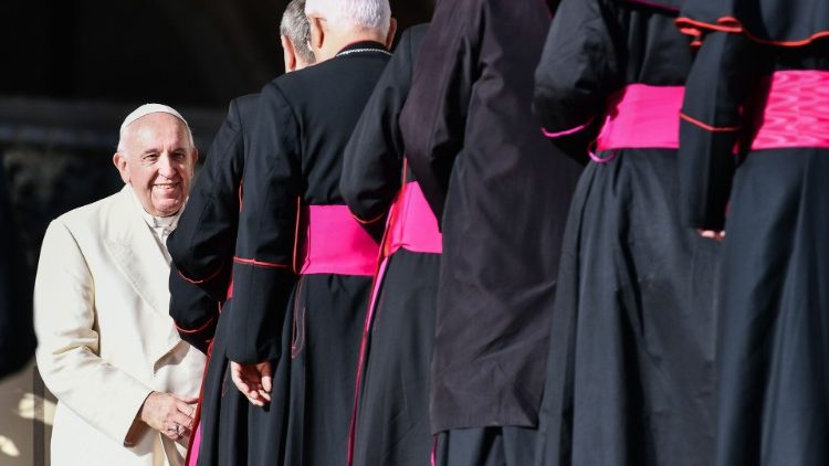 Róma püspöke előtt sorban áll a többi püspök 